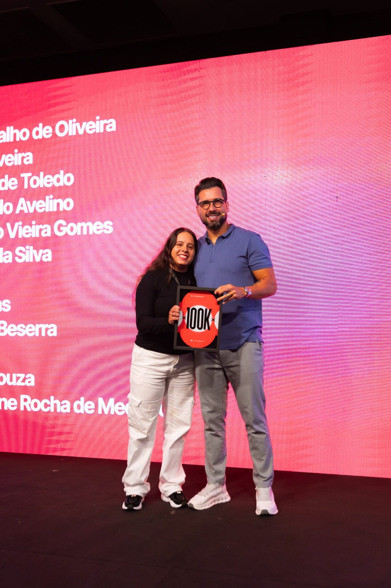Letícia com Caio Coldébella, em evento de marketing digital
